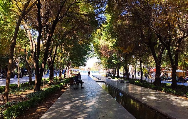 خیابان چهارباغ عباسی از جاذبه های اصفهان گردی