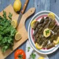 ۲۱ فوت و فن خوشمزه ترین دلمه برگ مو | از ادویه تا سبزی و نحوه پیچیدن