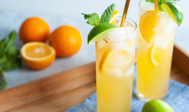 طرز تهیه آبمیوه کوکتل با نوشابه انرژی‌زا و پرتقال