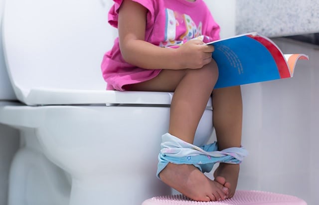 در دوران آموزش دستشویی رفتن از لباس راحت برای کودک استفاده کنید
