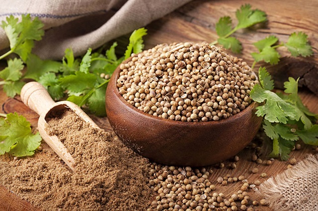 تخم گشنیز برای درمان عطسه و آبریزش صبحگاهی