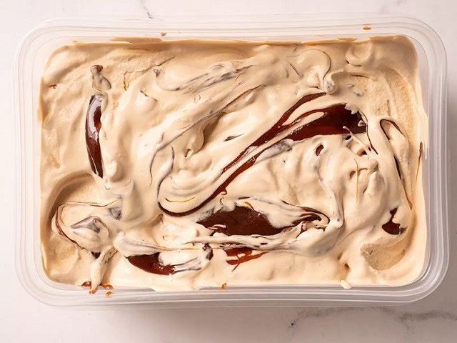 طرز تهیه دسر بستنی کاراملی بدون دستگاه بستنی ساز