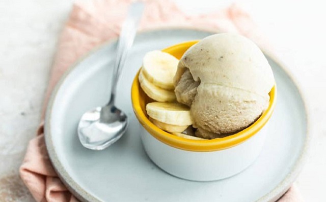 طرز تهیه بستنی رژیمی با موز بدون شیر