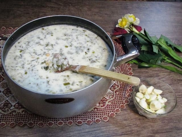 نکات و فوت و فن‌های طرز تهیه آش دوغ شیرازی