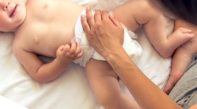 ریختن چند قطره شیر مادر روی پای نوزاد برای سوختگی پای نوزاد