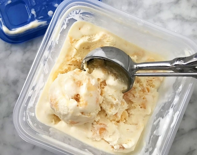 مراحل طرز تهیه بستنی رژیمی با هلو و شیر