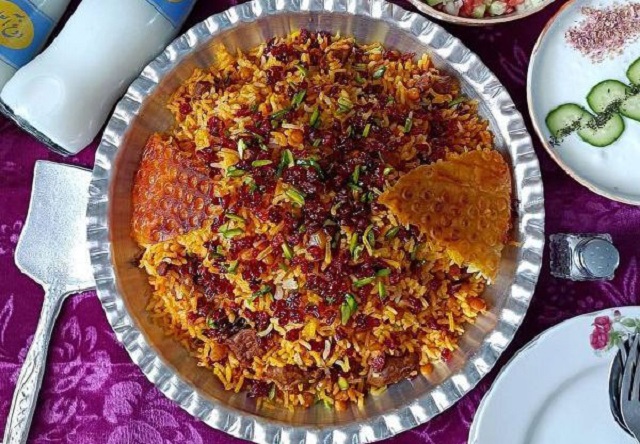 قیمه لاپلو از جمله غذاهای ایرانی مجلسی با برنج است