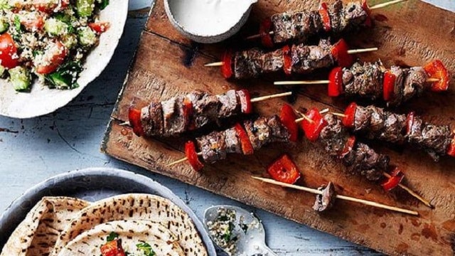 کباب چنجه از انواع غذا برای مهمانی شام رسمی است