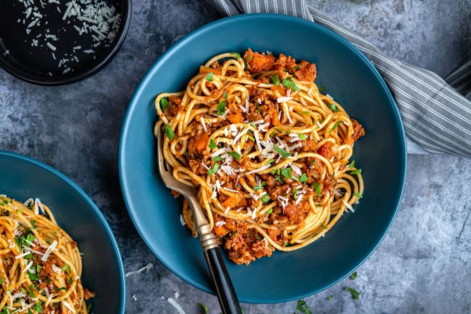 اسپاگتی، غذای ایتالیایی با گوشت چرخ کرده 