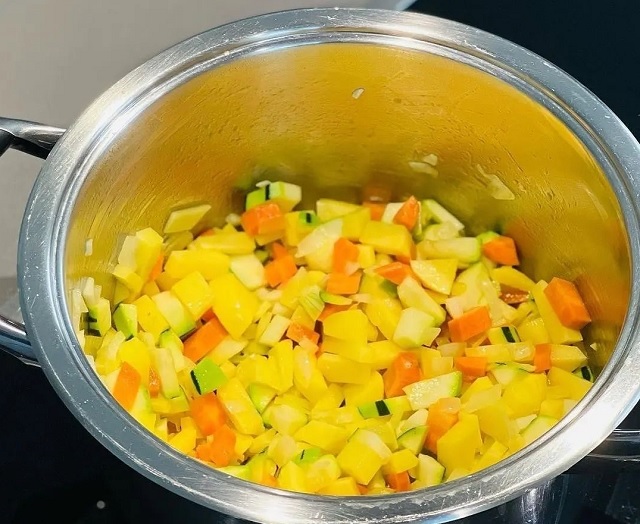 تفت دادن سبزیجات سوپ کدو سبز با مرغ