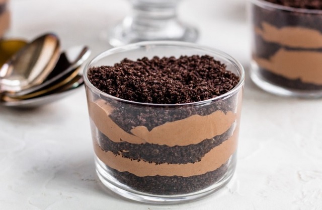 قالب زدن کیک برای تهیه دسر لایه‌ای کیک و پودینگ شکلاتی