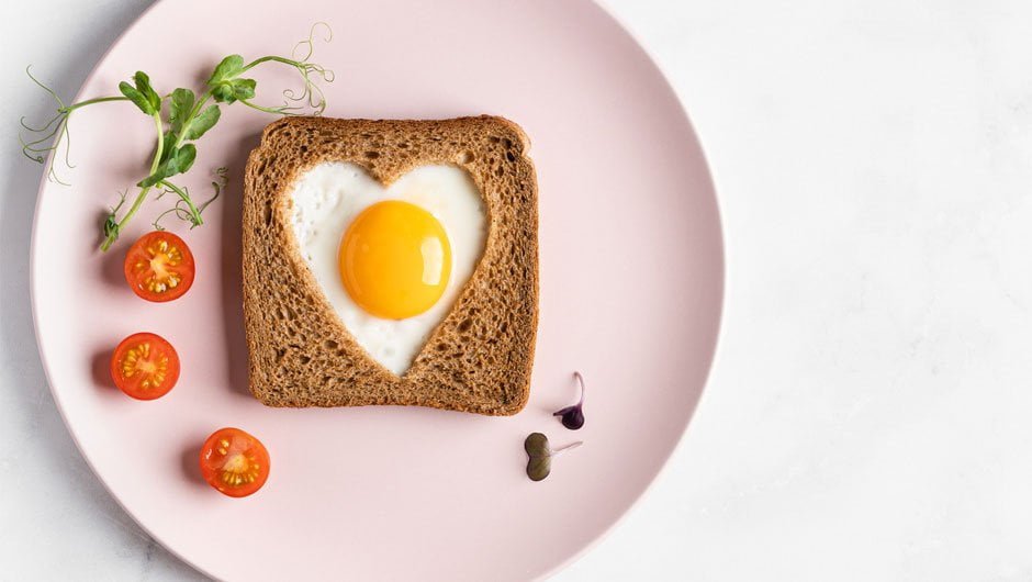 تخم مرغ نیمروی عسلی یک صبحانه سالم برای بچه ها دبستانی و مهدکودکی