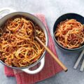 طرز تهیه ماکارونی با گوشت چرخ کرده خوشمزه و قرمز + فیلم