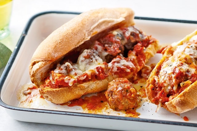 ساندویچ کوفته ایتالیایی یکی از غذاهای لذیذ و محبوب ایتالیایی با گوشت چرخ کرده