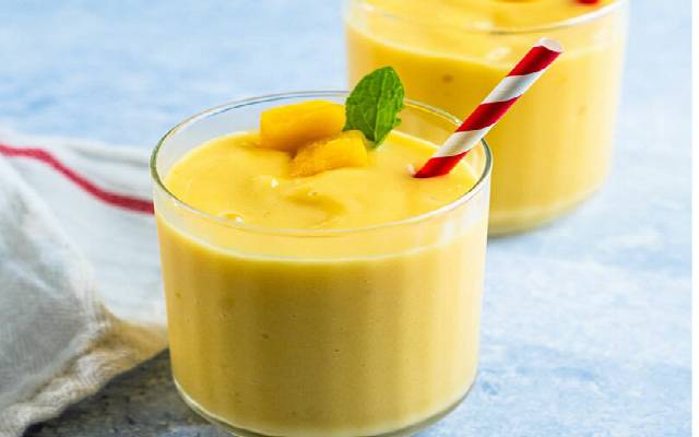 اسموتی انبه و موز یک میان وعده برای مدرسه کودکان