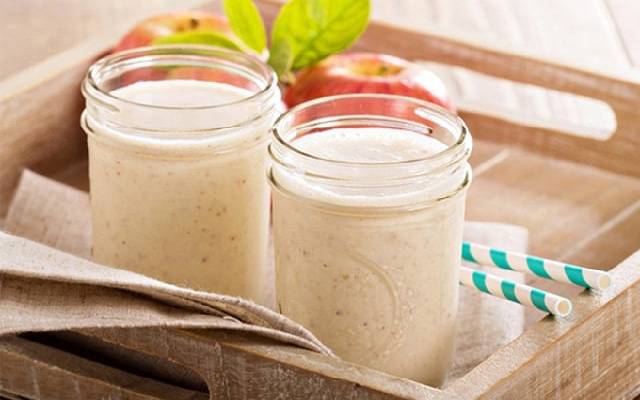 اسموتی سیب و دارچین یک گزینه مناسب برای میان وعده مدرسه 