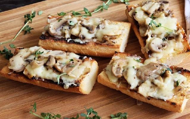 اسنک پیتزایی مرغ و قارچ یک گزینه مناسب برای میان وعده مدرسه کودکان