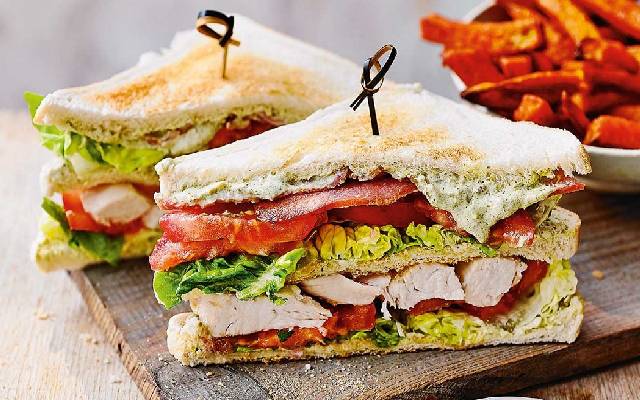 انواع ساندویچ کلاب به عنوان میان وعده مدرسه و زنگ تفریح کودکان