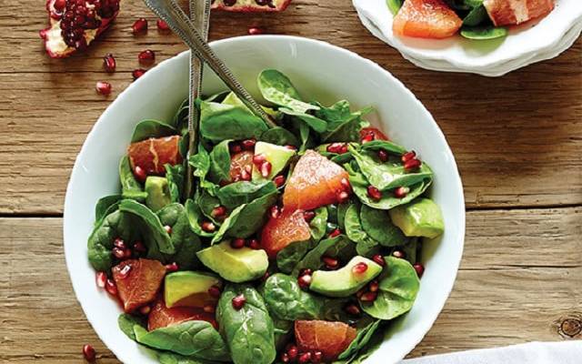 سالاد آووکادو با گریپ فروت و انار برای میان وعده مدرسه