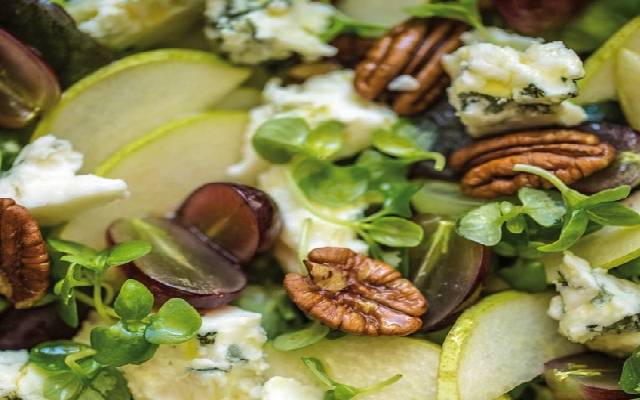 سالاد میوه گلابی و انگور و بادام زمینی | میان وعده برای مدرسه