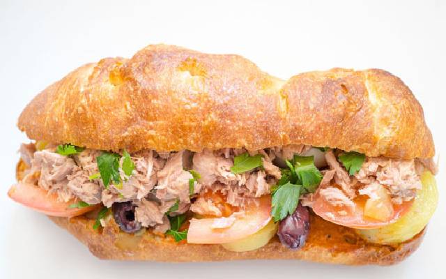 ساندویچ تن ماهی | میان وعده برای مدرسه