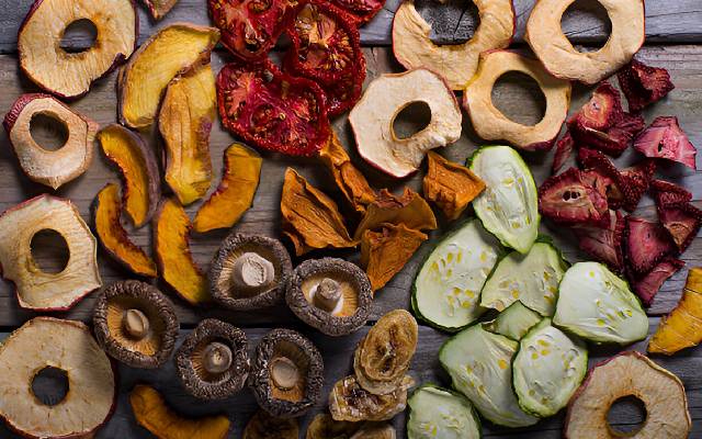 انواع میوه‌های خشک شده مناسب برای میان وعده مدرسه کودکان