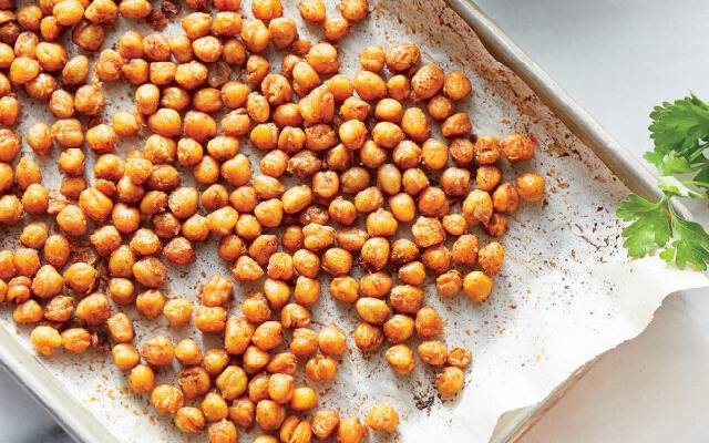 نخود برشته یکی از مقوی‌ترین انواع میان وعده مدرسه بچه‌ها