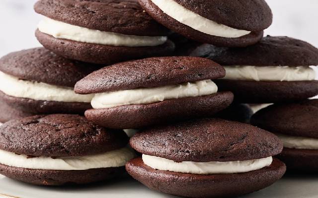 ووپی پای شکلاتی یک گزینه مناسب برای میان وعده مدرسه و زنگ تفریح بچه‌ها