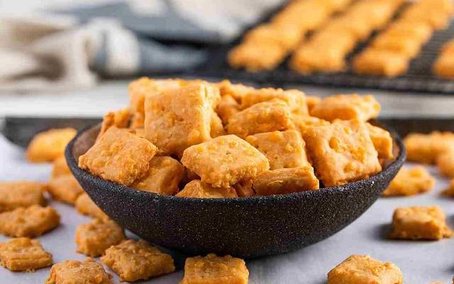 کراکر پنیری خانگی یک هله هوله سالم برای زنگ تفریح دانش آموزان