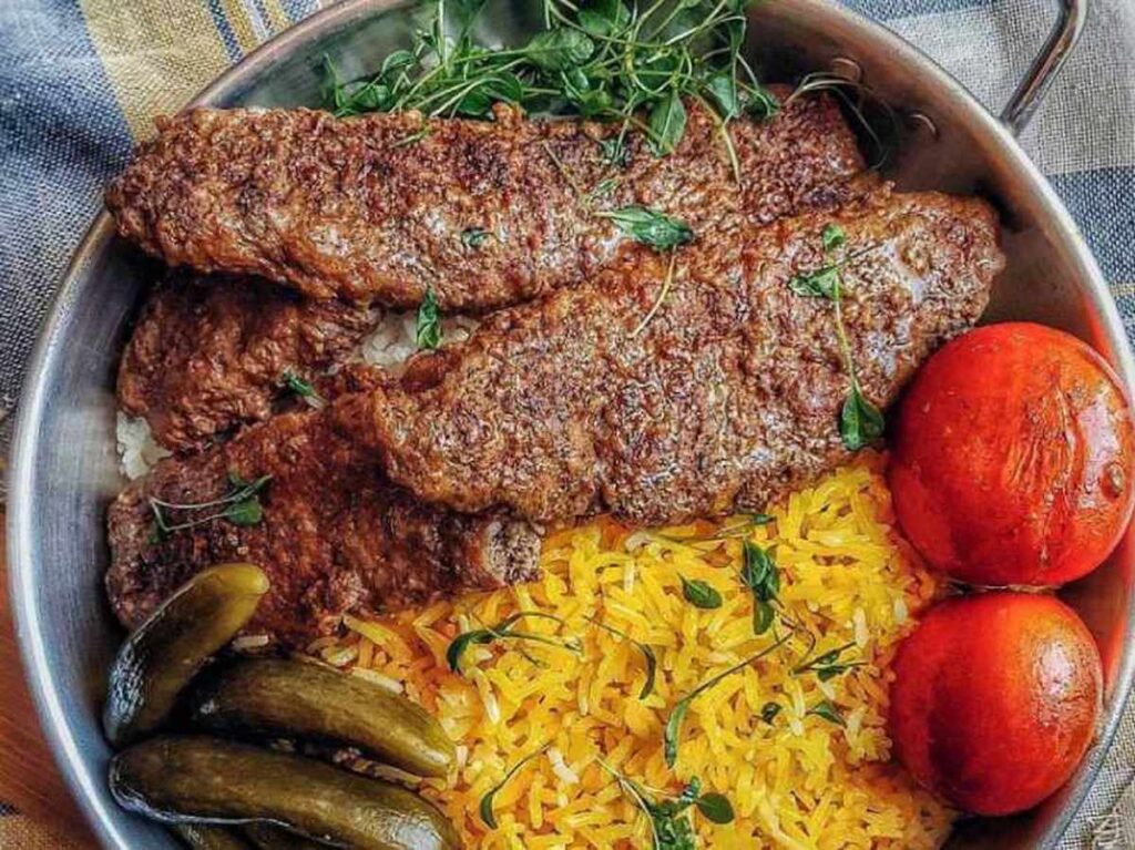 کباب تابه ای یک غذای ایرانی خوشمزه با گوشت چرخ کرده و برنج است