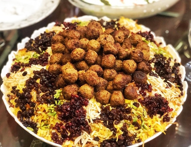 مانی پلو دامغانی از غذاهای ایرانی با برنج و گوشت چرخ کرده
