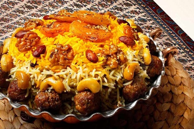 گردو پلو از جمله غذاهای عید چهارمحال و بختیاری با برنج و گوشت چرخ کرده