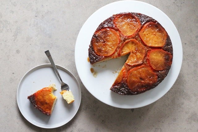 مراحل طرز تهیه کیک خرمالو بدون شیر