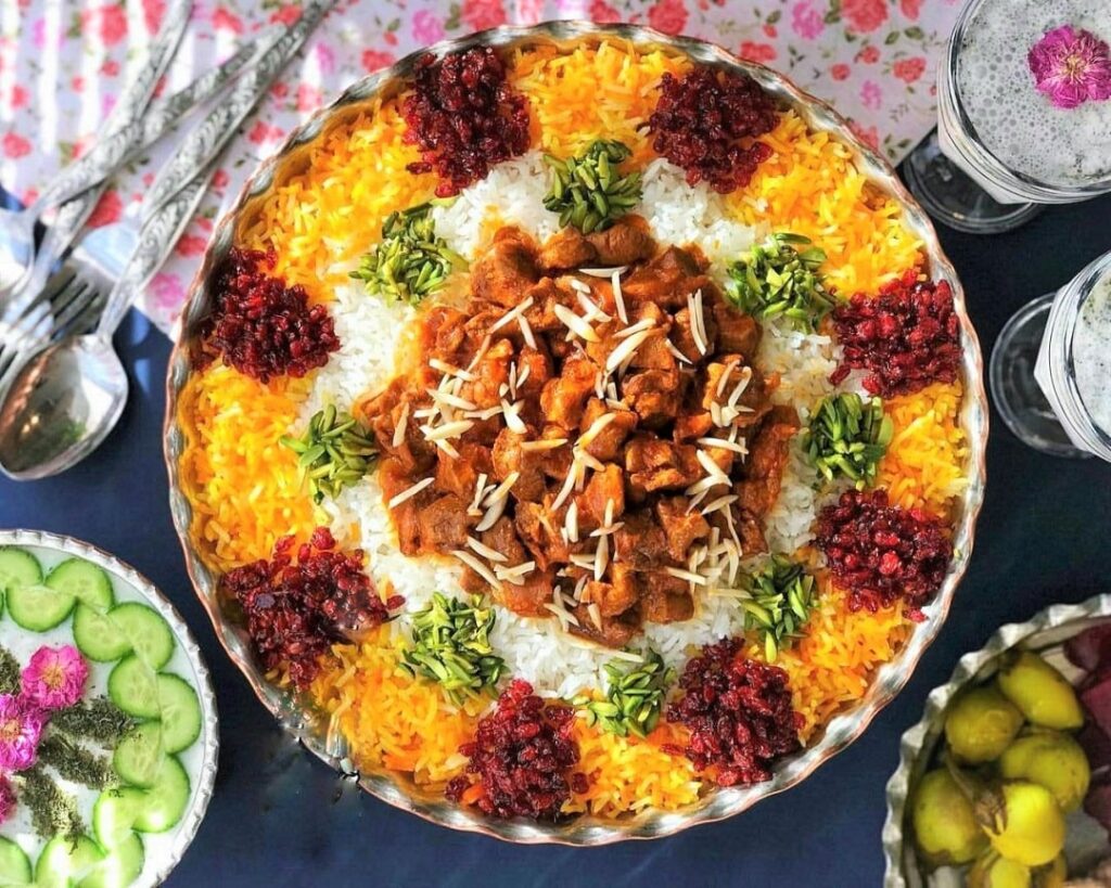 قیمه نثار یک غذای ایرانی با برنج مجلسی است