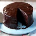 طرز تهیه کیک شکلاتی خیس با سس شکلات مناسب تولد و مهمانی