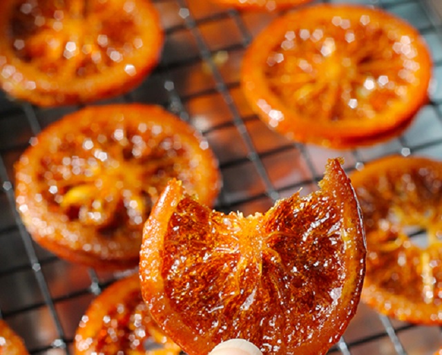 پرتقال‌ها را خشک کنید در این مرحله از روش تهیه چیپس پرتقال لذیذ باید یک