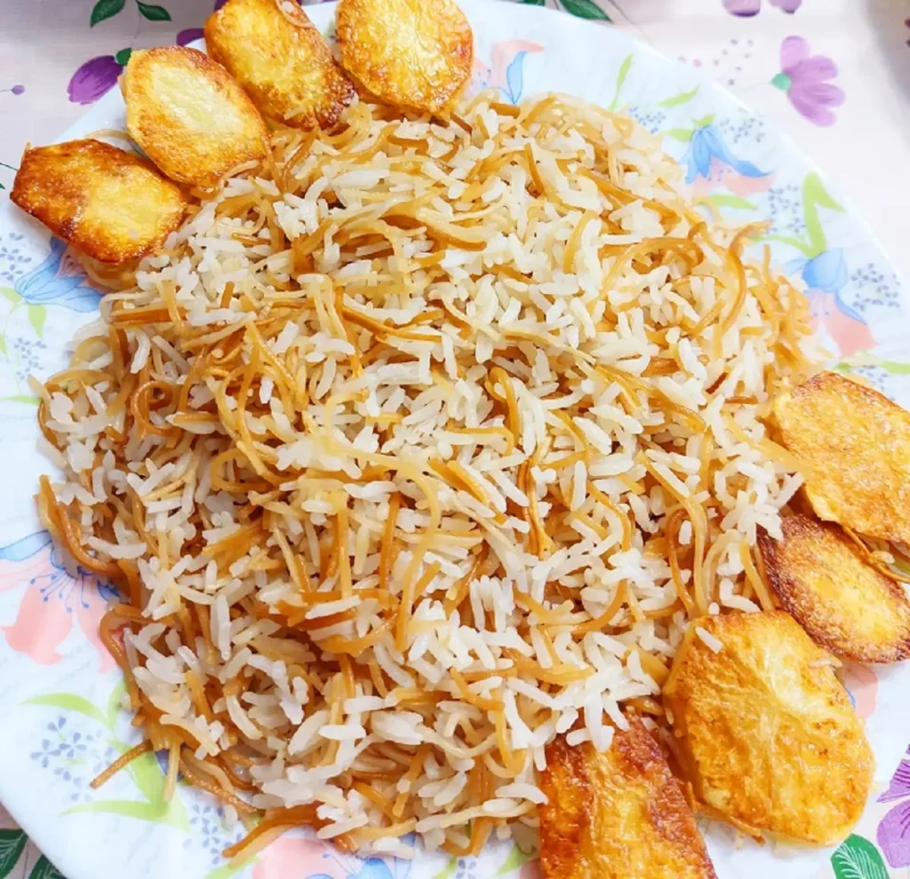 طرز تهیه رشته پلو تهرانی بدون گوشت در یک نگاه طرز تهیه رشته پلو تهرانی بدون گوشت در یک نگاه