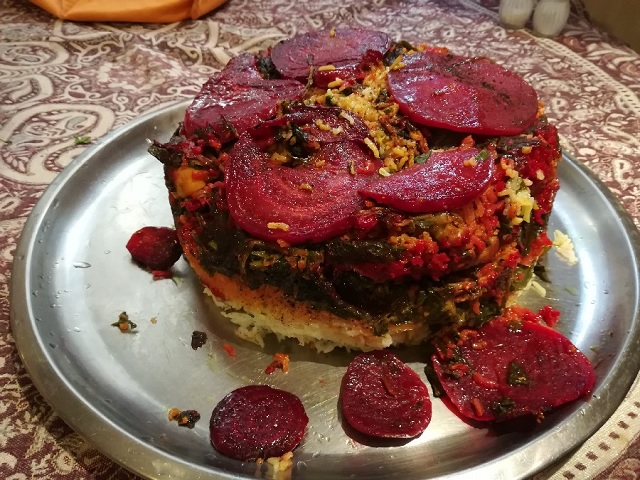 ته چین لبو یک غذای ایرانی خوشمزه با برنج است