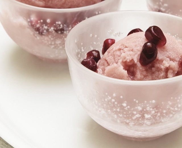 سوربه انار یکی از دسرهای خوش‌رنگ و خوش‌طعم پاییزی