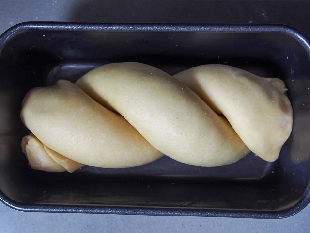 خمیر‌های نان کوزوناک را در قالب بگذارید