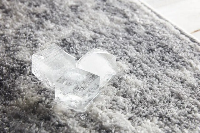 از یخ برای رفع رد پای مبل استفاده کنید