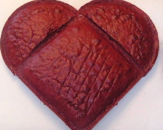 طرز تهیه کیک قلبی با قالب گرد