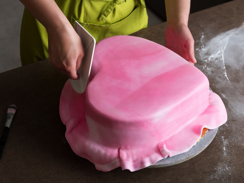 ۲ طرز تهیه خمیر فوندانت خانگی ساده و رنگی برای تزیین کیک