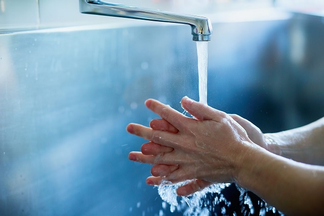 برای رفع بوی بد ماهی دستانتان را با سرکه و آبلیمو بشویید