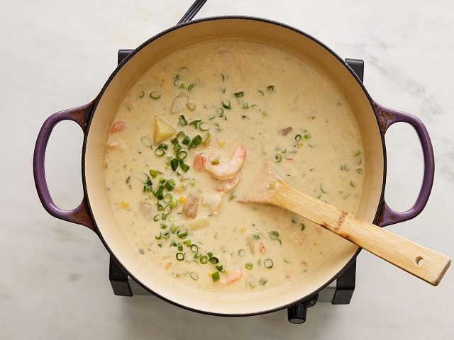 آرد، شیر و خامه را به سوپ میگو اضافه کنید