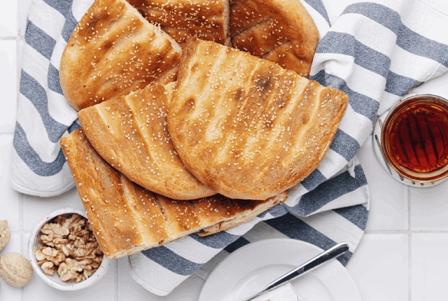 نان بربری با آرد گندم یکی از نان‌های سنتی برای صبحانه