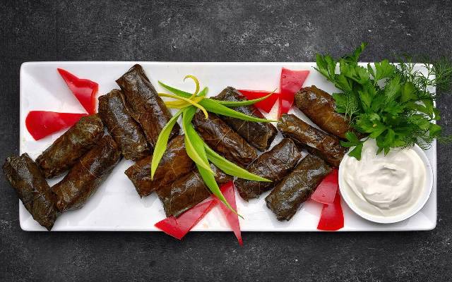 مراحل طرز تهیه دلمه برگ مو لبنانی