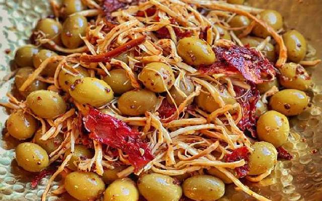 مراحل طرز تهیه زیتون پنیر شمالی