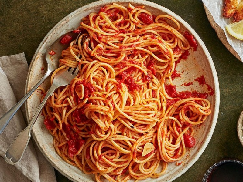 ۲ طرز تهیه اسپاگتی گوجه فرنگی ساده و پنیری در ۵ مرحله