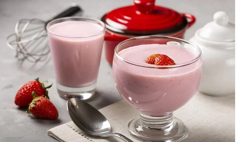 طرز تهیه فرنی توت فرنگی با بستنی در یک نگاه